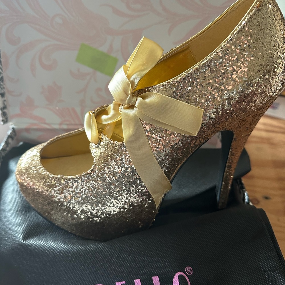 Bordello Size 9 Gold Glitter platform heels - never worn
